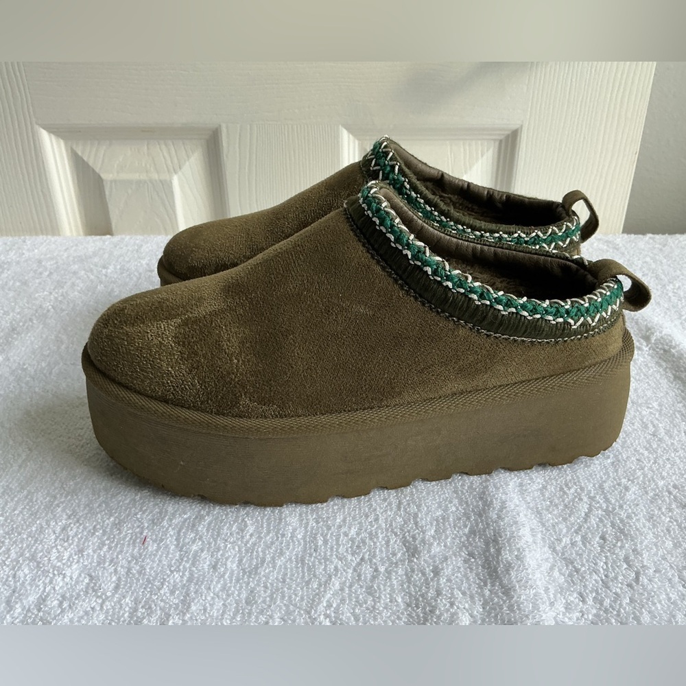 Olivia&Kate Green Platform Mules with Embroidered Trim Sz 6